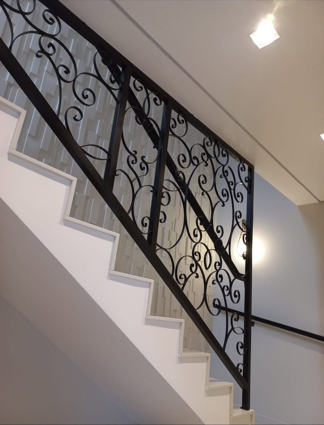 Escada com guarda-corpo de ferro trabalhado