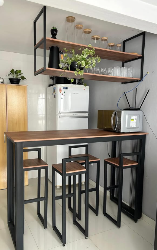 Banqueta Alçada com mesa alta e banquetas